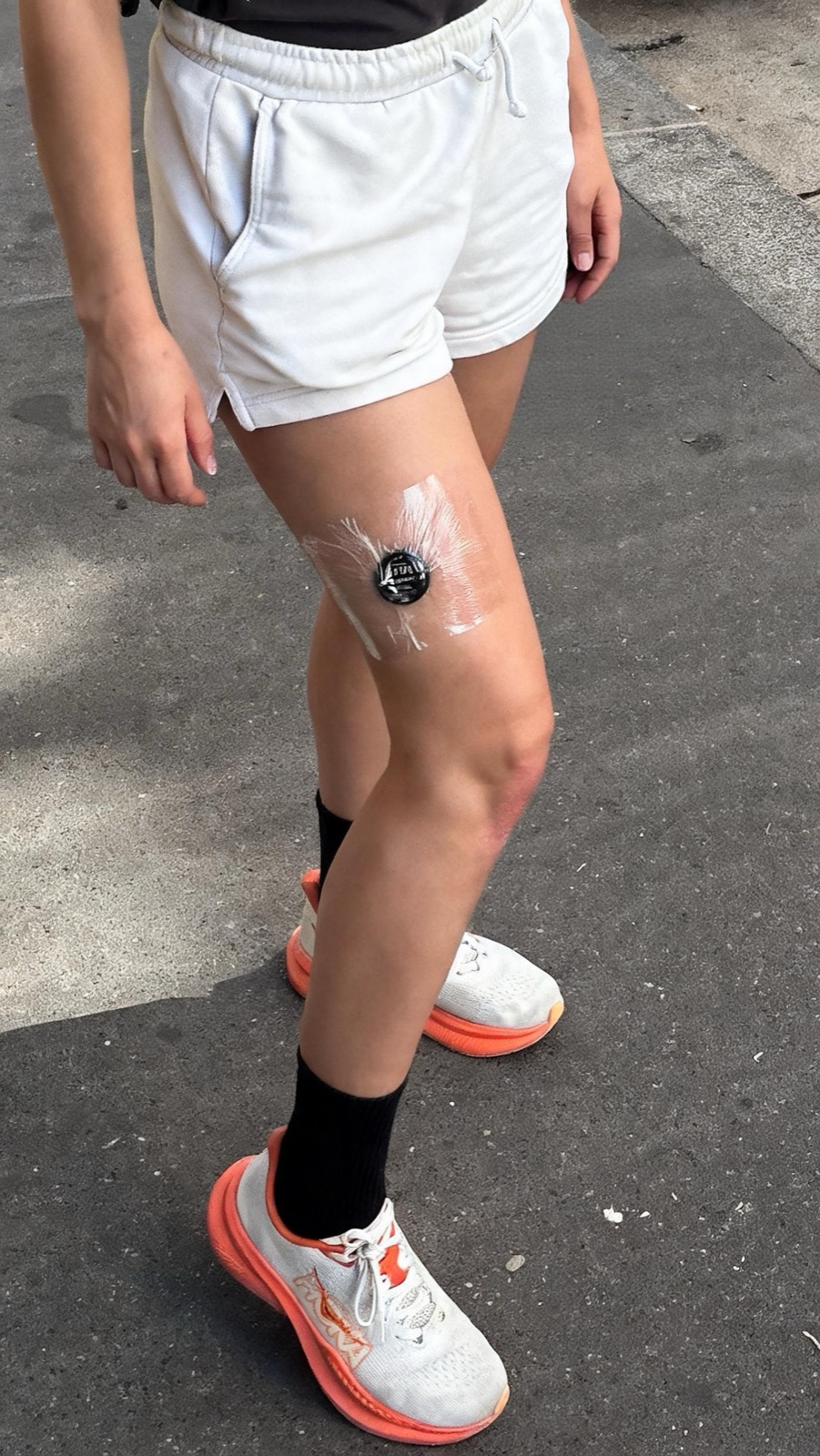 AUSPRÁ sensor worn on the thigh, walking outdoors in running shoes